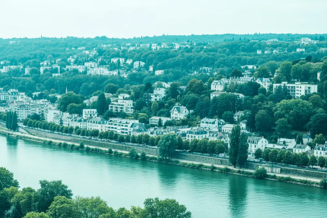 Ville en bord de Seine avec coteaux boisés